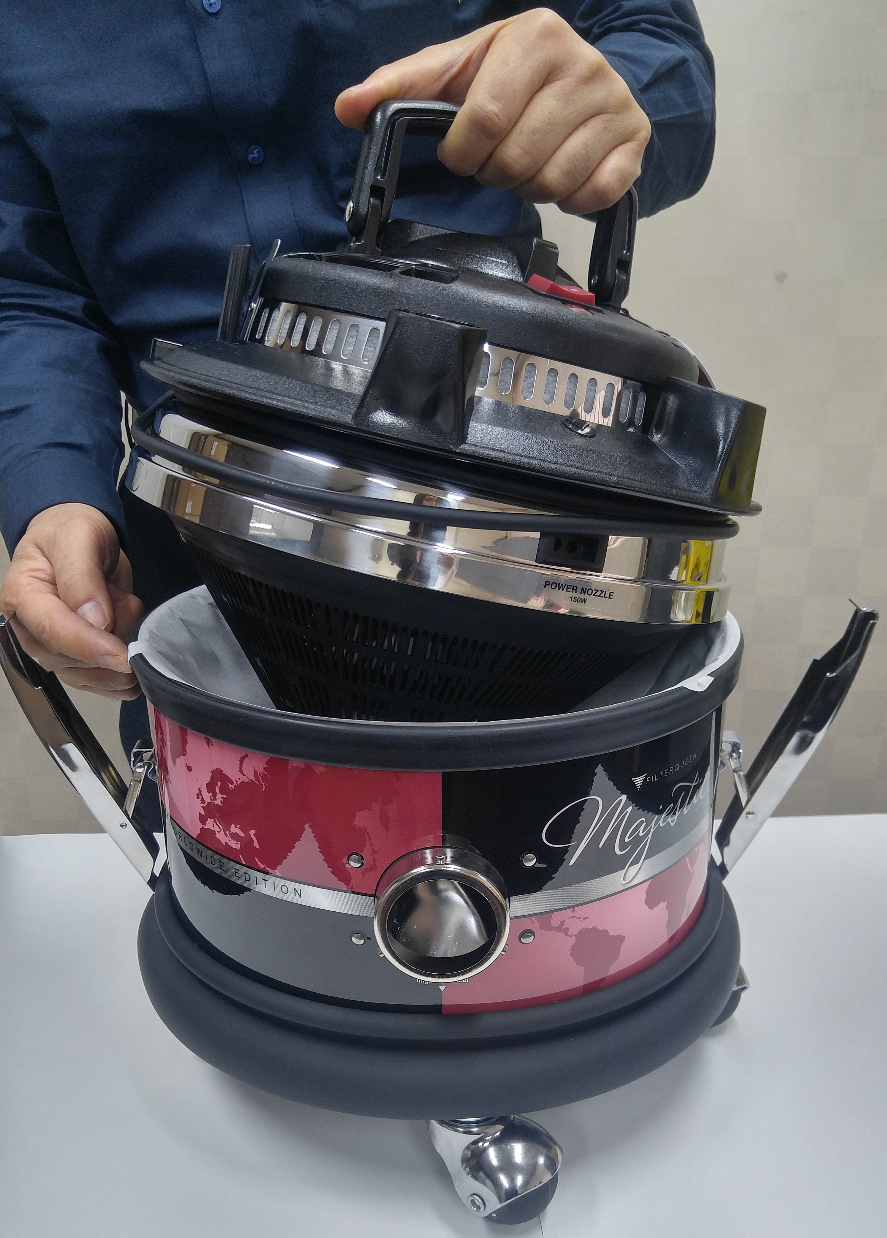 먼지통에 비닐봉투를 덮어 씌우고 먼지 버리기